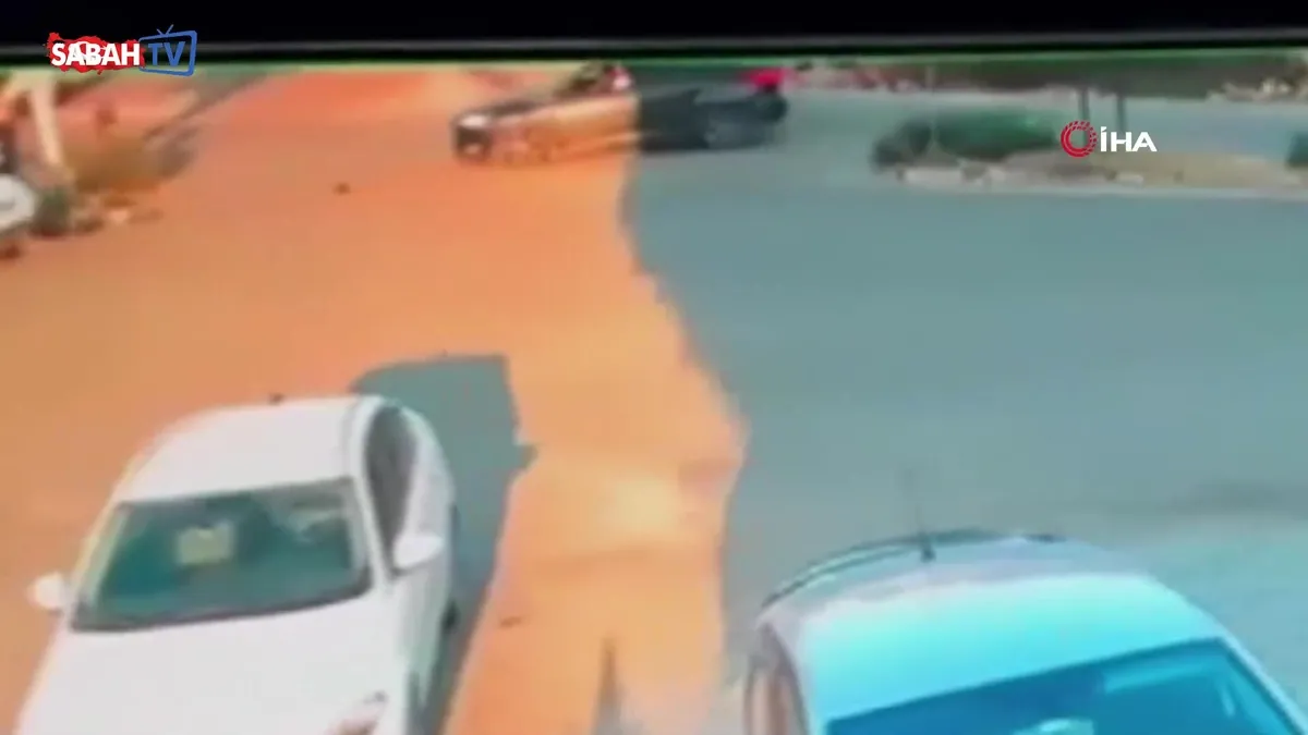 Otomobile ok gibi saplanan motosikletin sürücüsü karşı yönden gelen aracın altında kaldı! Korkunç anlar kamerada | Video videosunu izle Otomobile ok gibi saplanan motosikletin sürücüsü karşı yönden gelen aracın altında kaldı! Korkunç anlar kamerada | Video videosunu izle