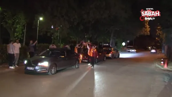 Galatasaray’ın Manchester United galibiyeti sonrası taraftarlar Florya’da buluştu | Video