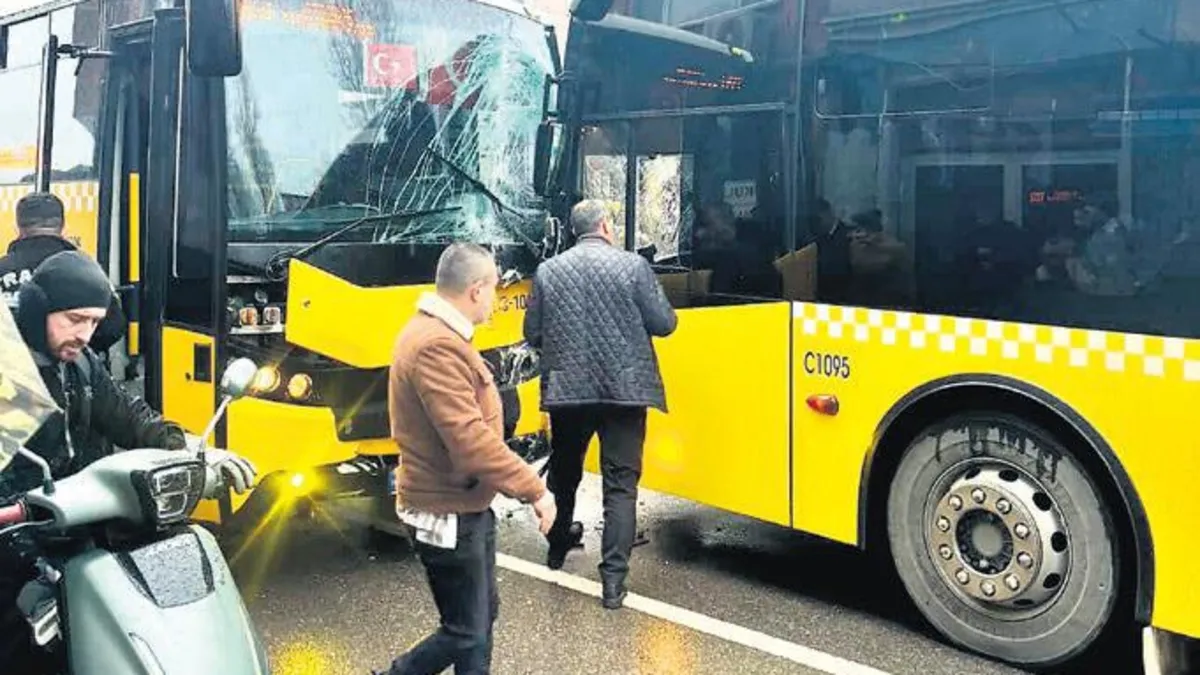 İki İETT otobüsü kafa kafaya çarpıştı 7 kişi yaralandı İki İETT otobüsü kafa kafaya çarpıştı 7 kişi yaralandı