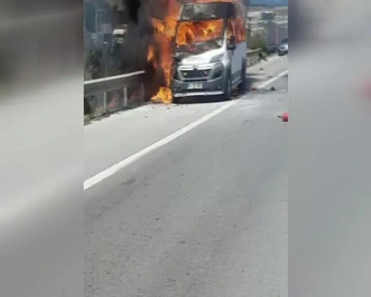 Alev alev yanan minibüs trafiği felç etti