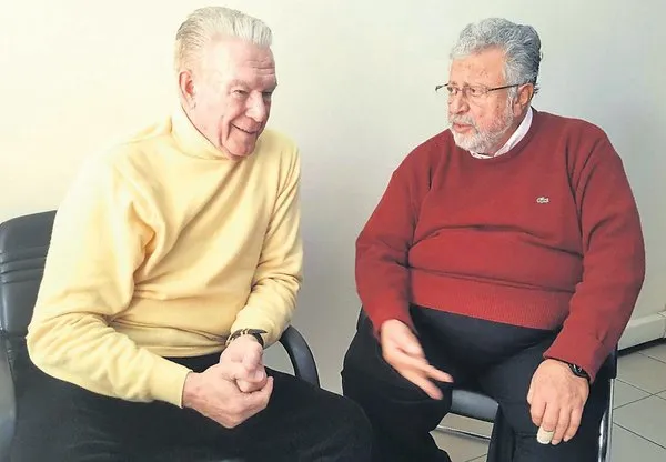 bu-da-oldu-gazeteci-dundar-basina-yayin-yasagi-getirdi-1713634862733.jpeg
