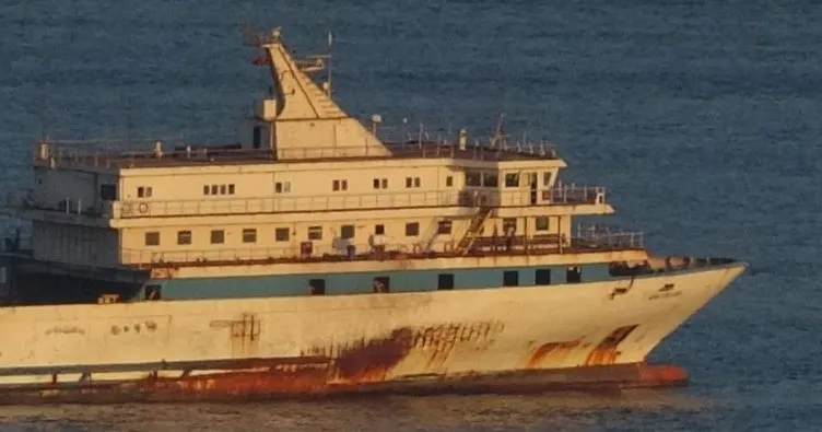 Yunan saldırısına uğrayan gemi günün ilk ışığıyla görüntülendi