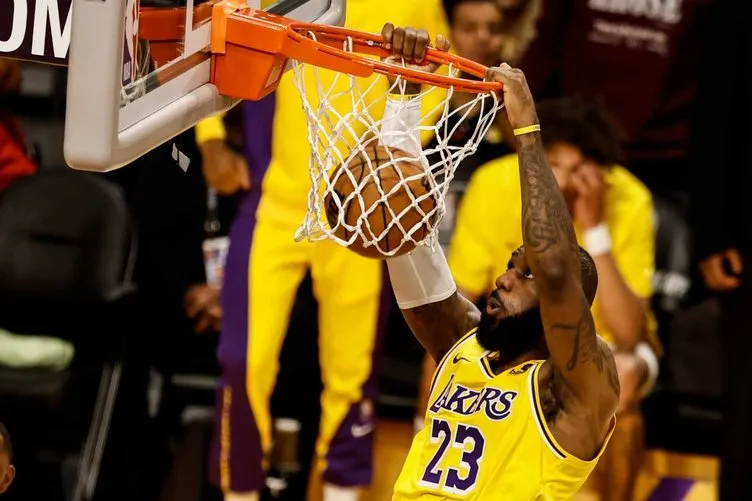 NBA’de Los Angeles derbisini Lakers kazandı! LeBron James alev aldı... NBA maç özetleri