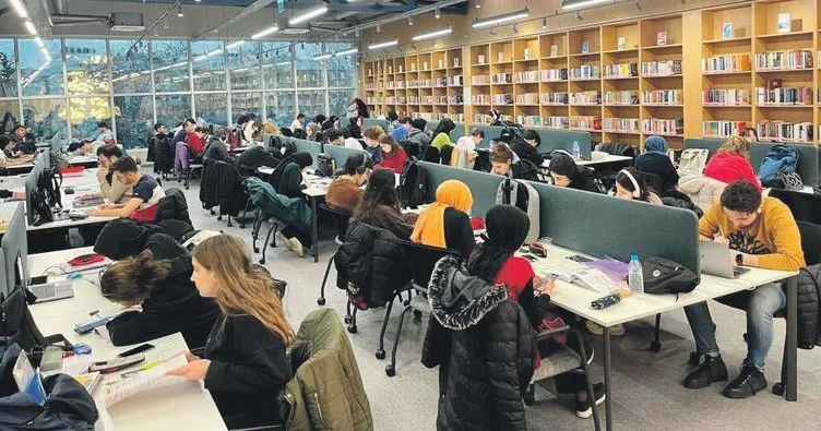 Fatih kütüphaneleri dolup taşıyor