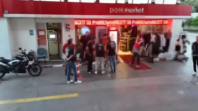 istanbul-merkezli-27-ilde-yatirim-dolandiriciligi-yapan-sebekeye-operasyon-79-tutuklama-1780692497598.jpg