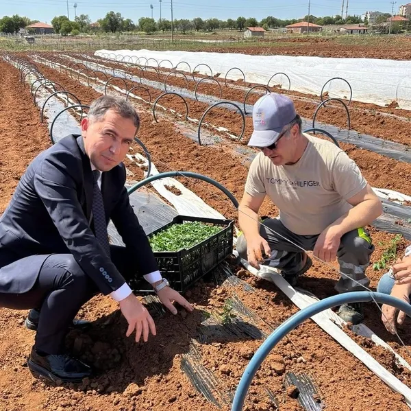 delicede-bereketli-sezon-basladi-baskan-uyan-ciftcilerle-sahada-1744911668477.jpg
