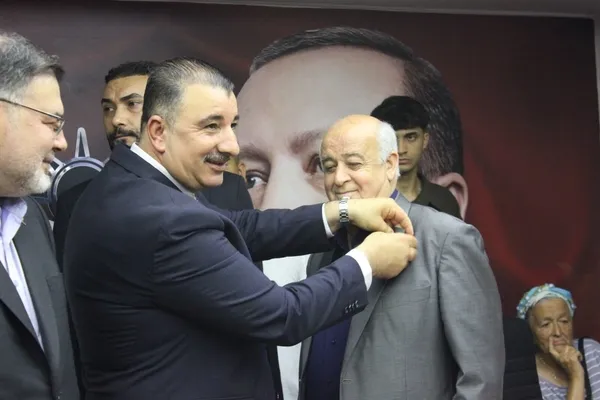 ak-partili-saygili-farkli-partilerden-ak-partiye-katilan-370-kisiye-rozet-takti-1782565873255.jpg
