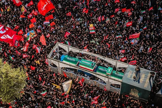 İran'ın eski dini lideri Ali Hamaney Meşhed’de toprağa verildi