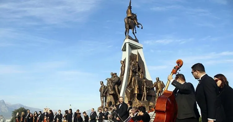 Antalya’da Devlet sanatçıları, Ata’yı kavşaktaki anıtın önünde andı