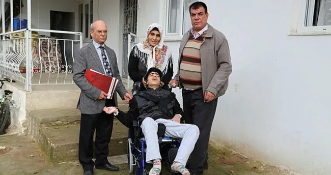 Parkta Yuruyen Bir Cift Tekerlekli Sandalye Kullanan Bir Belden Asagisi Felcli Biri Stok Fotograflar Adamlar Nin Daha Fazla Resimleri Istock