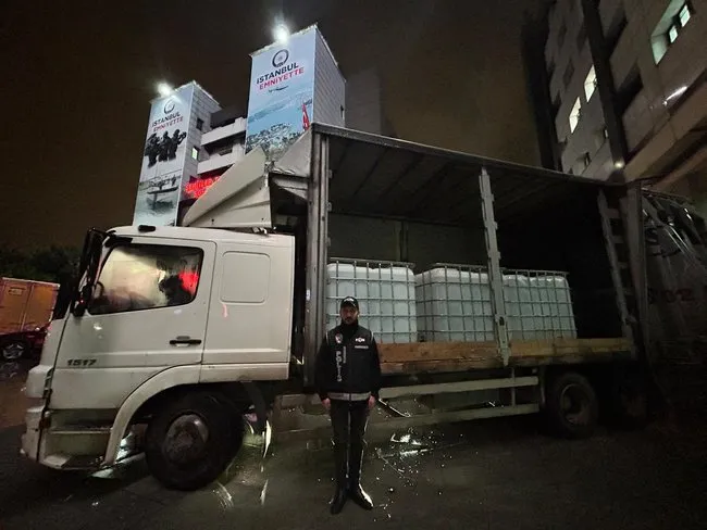 yilbasi-oncesi-17-ton-sahte-icki-ele-gecirildi-istanbul-il-emniyet-muduru-selami-yildiz-polislere-tesekkur-ett-1735328002542.jpg