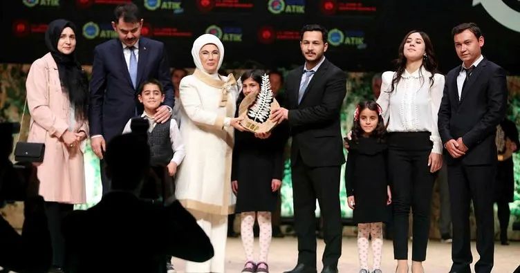 Pet şişelerden duvar ören öğretmenler, ödüllerini Emine Erdoğan’dan aldı