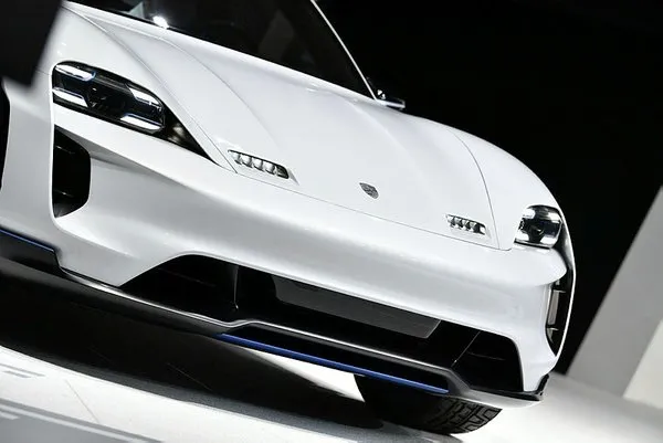 Porsche'un Mission E Cross Turismo modeli Tesla Model X'e rakip olacak