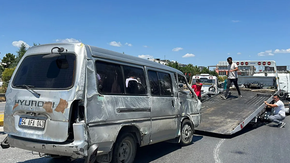 Sakarya’da minibüs devrildi: 6 kişi yaralandı! Sakarya’da minibüs devrildi: 6 kişi yaralandı!