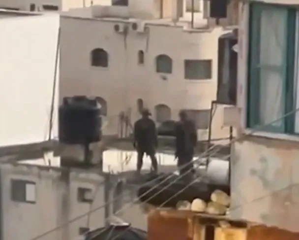 İsrail askerlerinin alçak görüntüleri! Katlettikleri Filistinlilerin naaşlarına işkence: Tekmeleyerek çatıdan attılar!