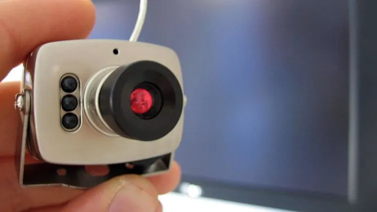 Adliyede sapık var! Kadınlar tuvaletine gizli kamera koyup herkesi izlemiş!