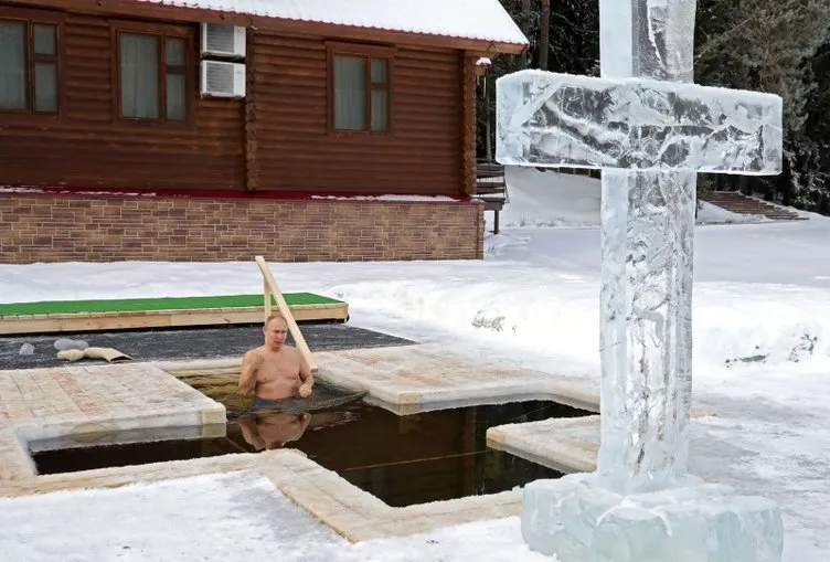 Dünya Putin'in bu fotoğraflarını konuşuyor! Eksi 20 derece olan suya girdi