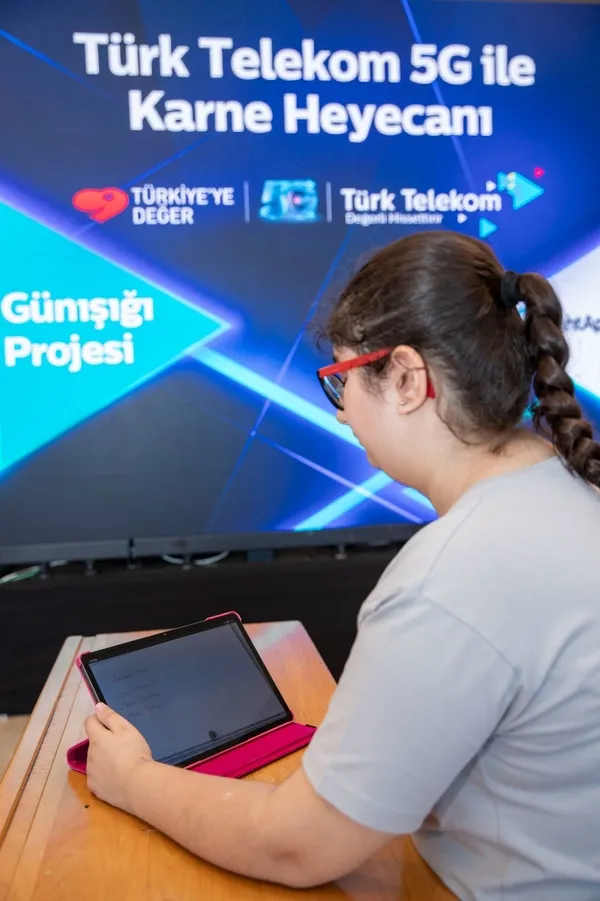 turk-telekom-tahtapp-uygulamasiyla-cocuklara-isik-oldu-5g-ile-karne-heyecani-7-ilde-es-zamanli-yasandi-1782466664392.jpeg