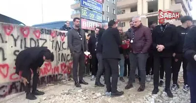 Hataysporlu futbolcular ve teknik ekip, Rönesans Rezidans enkazına karanfil bıraktı | Video