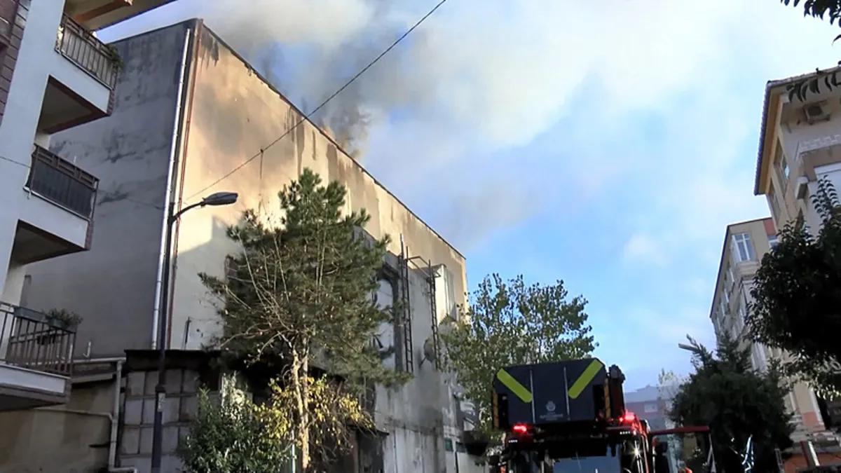 Şişli’de yıkımı devam eden 4 katlı bina yandı! Şişli’de yıkımı devam eden 4 katlı bina yandı!
