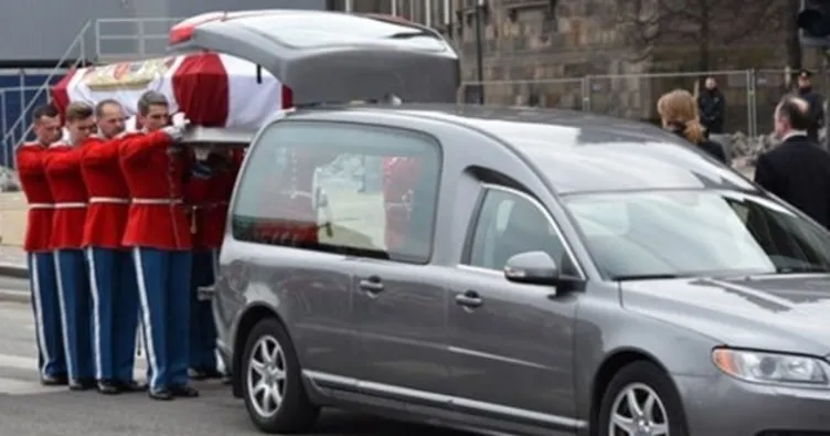 Prens Henrik son yolculuğuna uğurlandı