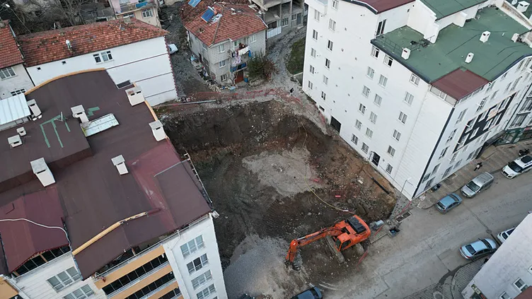 60 daireli apartmanda büyük panik: Yönetici nöbet tutuyor girişler dükkandan yapılıyor!