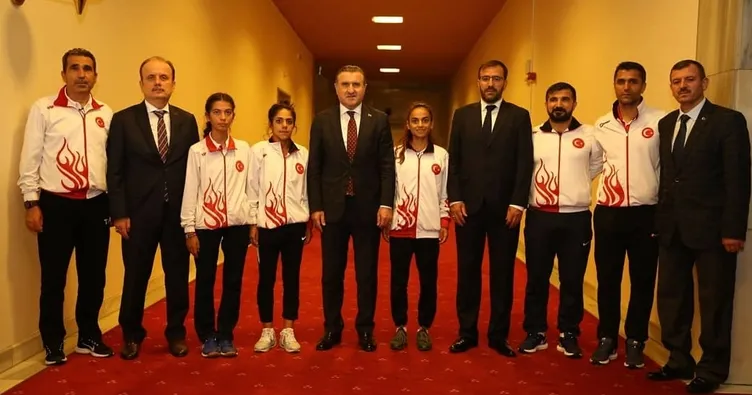 Bakan Bak, milli atletleri kabul etti