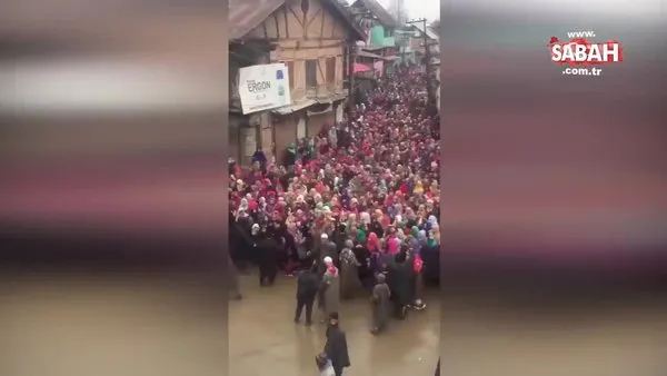 Keşmir'de kadınlar da işgale karşı 'Özgürlük' sloganlarıyla sokakta