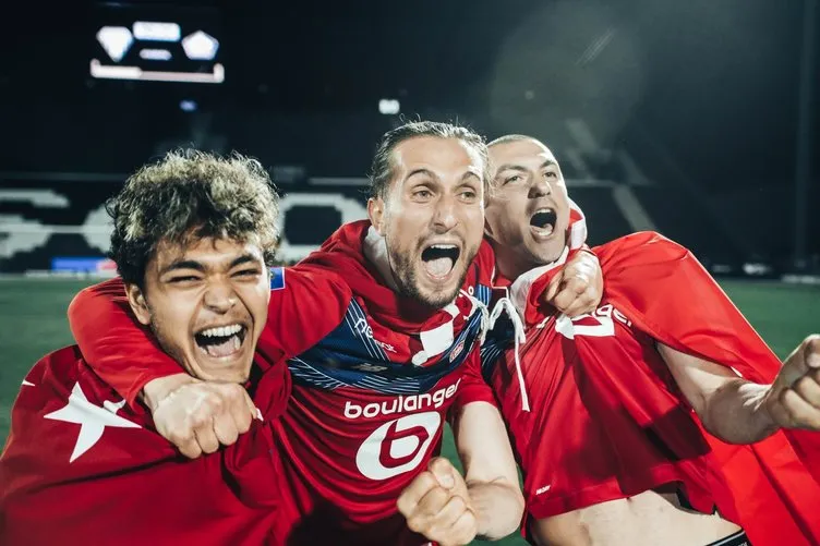Son dakika: PSG’yi dize getirdiler, Türk bayraklarını sırtlarına geçirdiler! İşte Lille’in şampiyonluk görüntüleri...