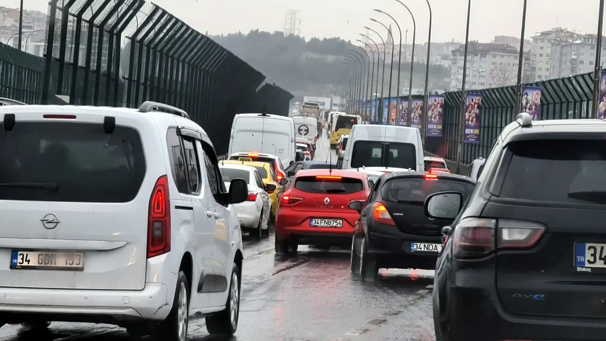 Akşam saatlerinde toz taşımalı yağmur nedeniyle trafik yoğunluğu yüzde 89’a çıktı Akşam saatlerinde toz taşımalı yağmur nedeniyle trafik yoğunluğu yüzde 89’a çıktı