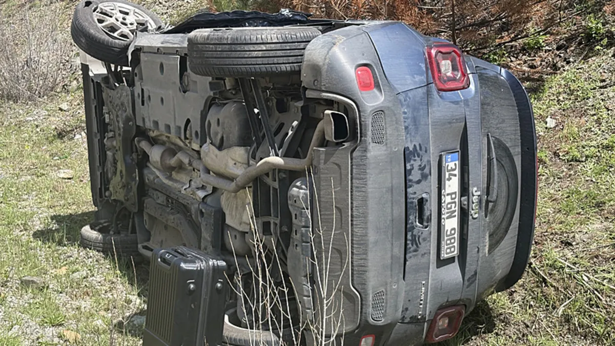 Kastamonu'da feci kaza: Kafa kafaya çarpışan araçlar takla attı! 3 yaralı Kastamonu'da feci kaza: Kafa kafaya çarpışan araçlar takla attı! 3 yaralı