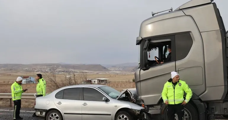 Otomobil ile tır kafa kafaya çarpıştı: Ölü ve yaralılar var