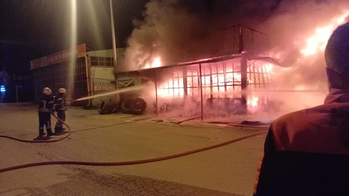 Çorum’da lastik dükkanı alev alev yandı