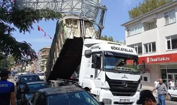 Kamyon kasası açılınca yol levhasına takıldı! Kamyon kasası açılınca yol levhasına takıldı!