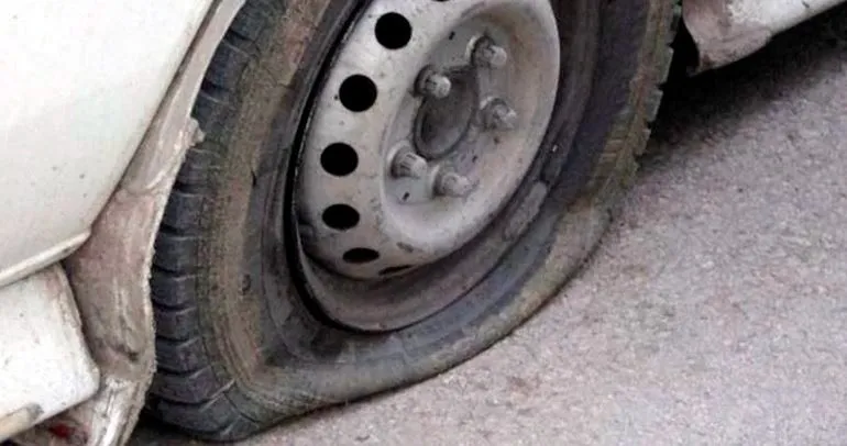 Beyoğlu’nda park halindeki 11 aracın lastikleri bıçakla kesildi