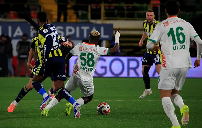 canli-super-ligde-alanyaspor-fenerbahce-maci-1768758317021.jpeg