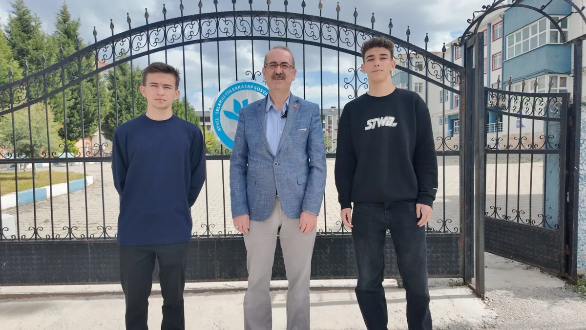 Kütahyalı öğrencilerden örnek davranış: Buldukları parayı polise teslim ettiler Kütahyalı öğrencilerden örnek davranış: Buldukları parayı polise teslim ettiler