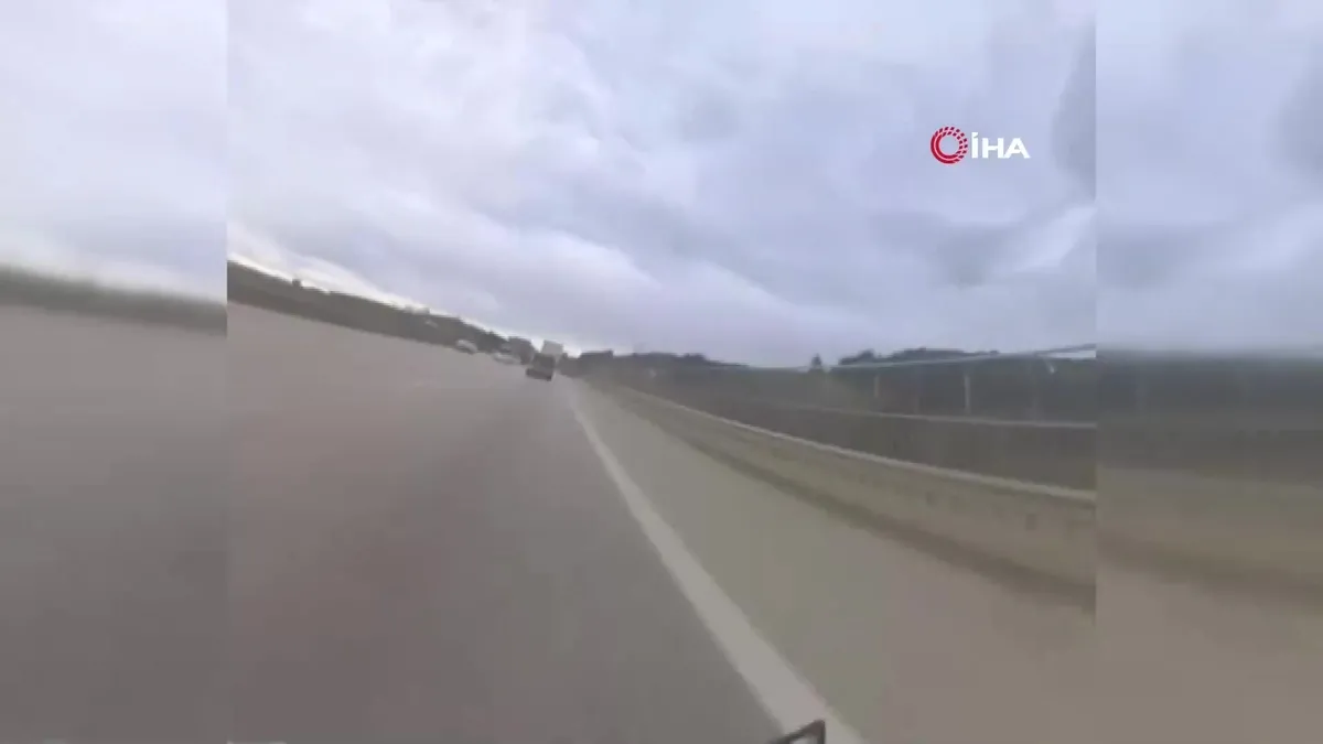 Bursa’da motosikletin ticari araca arkadan çarpma anı kamerada | Video videosunu izle Bursa’da motosikletin ticari araca arkadan çarpma anı kamerada | Video videosunu izle