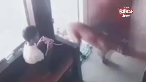 Telefonla oynarken ofise leopar girdiğini gören çocuk soğukkanlılıkla kaçmayı başardı | Video