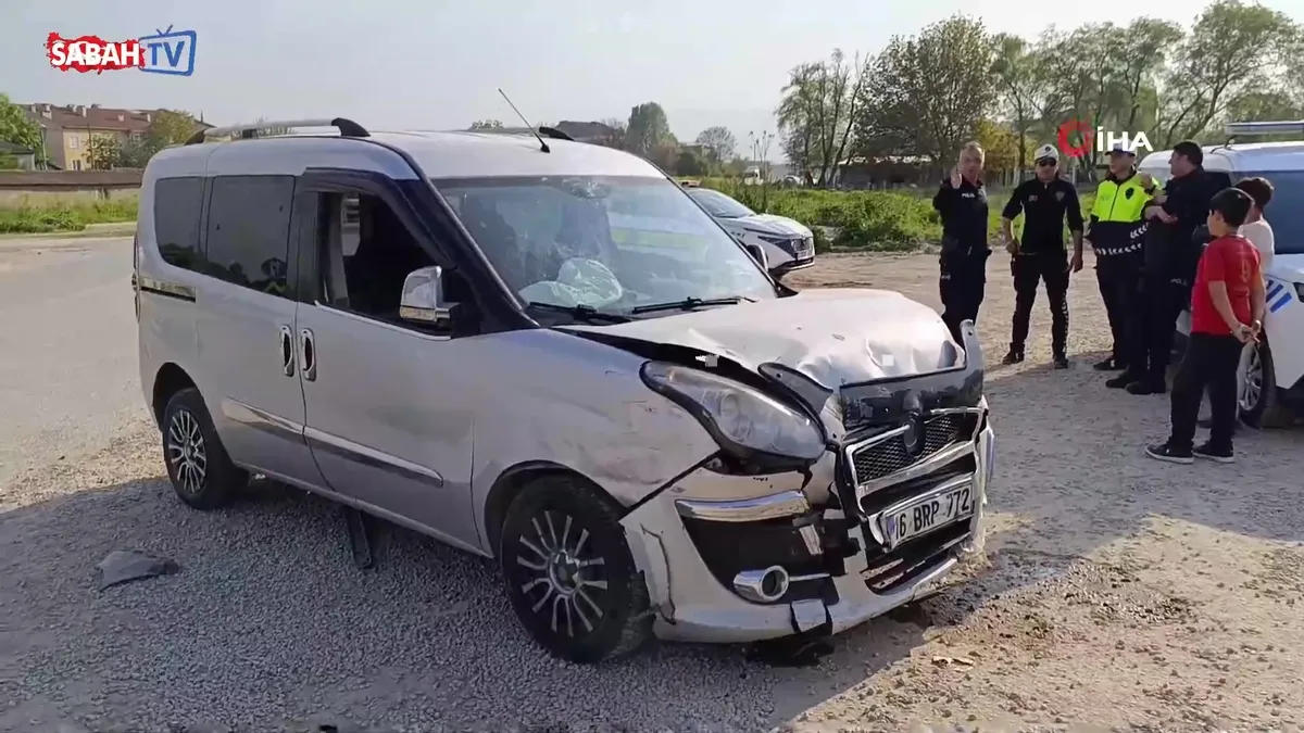 Hafif ticari araçlar çarpıştı: 3 yaralı videosunu izle | Son Dakika Haberleri