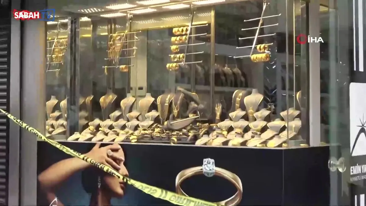 Batman’da silahlı kuyumcu soygun! Kar maskeli 2 şüpheli, çaldıkları altınla birlikte kaçtı | Video videosunu izle Batman’da silahlı kuyumcu soygun! Kar maskeli 2 şüpheli, çaldıkları altınla birlikte kaçtı | Video videosunu izle