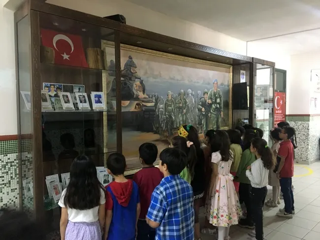 aynur-kasabali-ilkogretim-okulunda-sehitlik-kosesi-olusturuldu-cocuklar-kahramanlarin-emanetlerine-sahip-cikiy-1673004285316.jpg