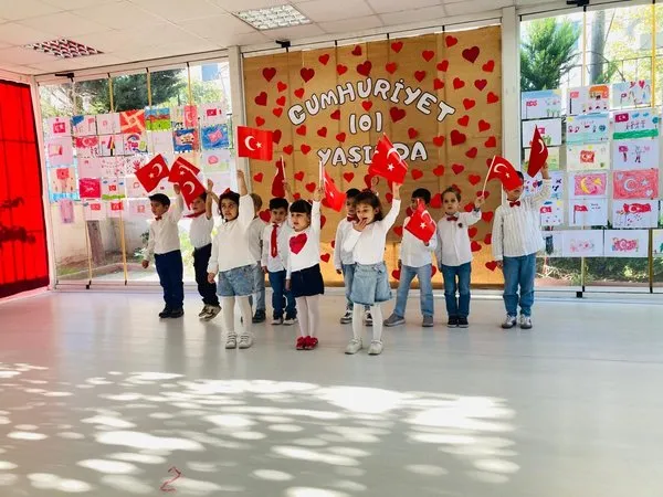 anaokulu-cocuklarindan-coskulu-101-yil-gosterisi-minikler-kalplerindeki-vatan-sevgisini-kagida-boyle-doktuler-1730186871484.jpg