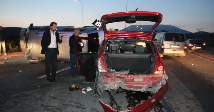 AK Partilileri taşıyan minibüsle otomobil çarpıştı: 7 yaralı