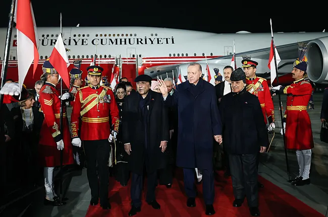 baskan-erdogan-pakistanda-resmi-torenle-karsilaniyor-1739425995728.jpeg