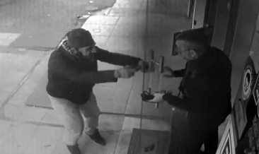 Adana’da dehşete düşüren olay! Elinde bıçakla eczaneye girdi, önüne gelene saldırdı