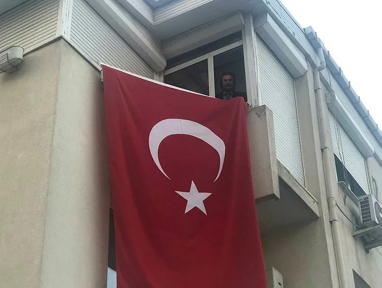 Orhan Gencebay evinin penceresinden İstiklal Marşı’nı okudu