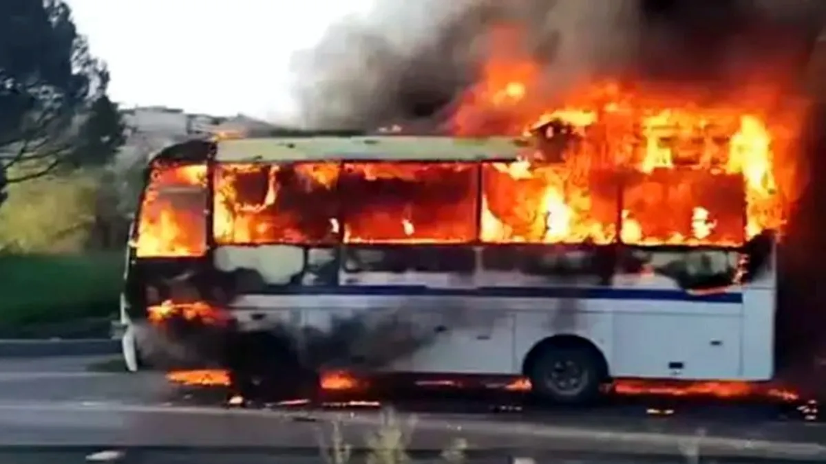 Servis minibüsü seyir halindeyken yandı