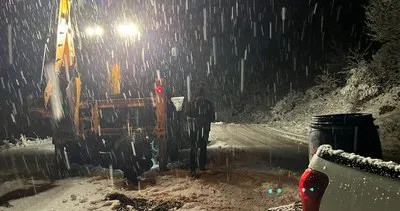 Siirt'in iki ilçesinde kardan dolayı yolda mahsur kalan araçlar kurtarıldı #siirt