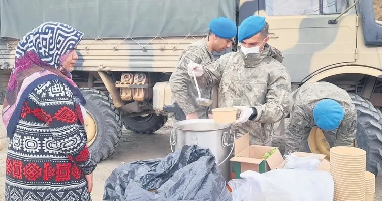 Mehmetçik köy köy yardım götürüyor